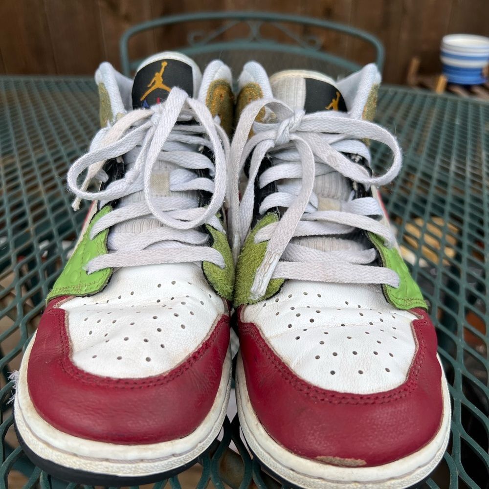 Nike Boys Kids Sneakers in Red, Green, and Gold 5Y - Picture 4 of 14